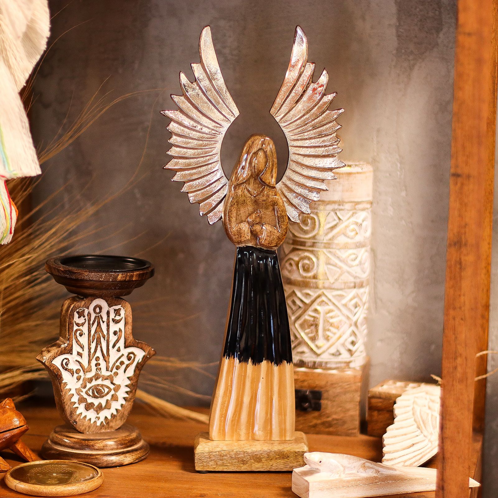 Ángel guardián de madera de mango grande, alas de metal y detalle esmaltado - Imagen 7